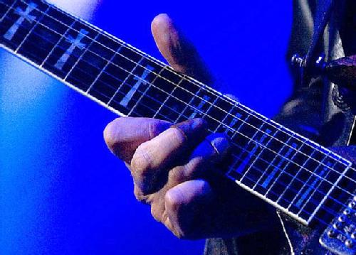 Tony Iommi y sus dedos artificiales