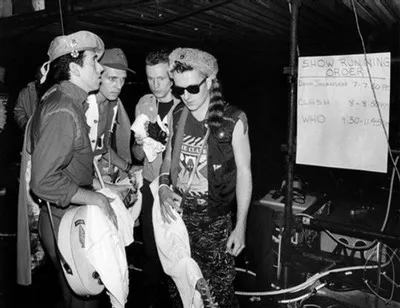 El guitarrista de The Clash abre una biblioteca rockera