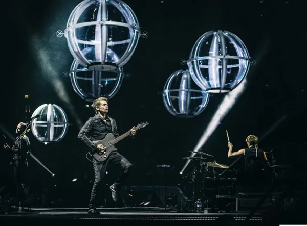 El percance con un drone en pleno concierto de Muse