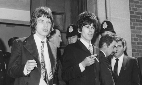 Mick Jagger, Brian Jones y Keith Richards se van a la cárcel